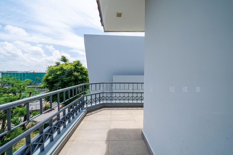 Eastwood Way, Eastwood Way, 4 Bedrooms, 4,000 sqft, Semi-Detached House For Sale, by Seng Huat Kee 纪成发, 500236936 - Balcony - PropertyGuru.com.sg