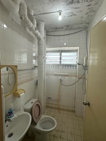 442 Choa Chu Kang Avenue 4, 442 Choa Chu Kang Avenue 4, 3 Bedrooms, 979 sqft, HDB Flat For Sale, by JL Huang, 500236954 - Bathroom - PropertyGuru.com.sg