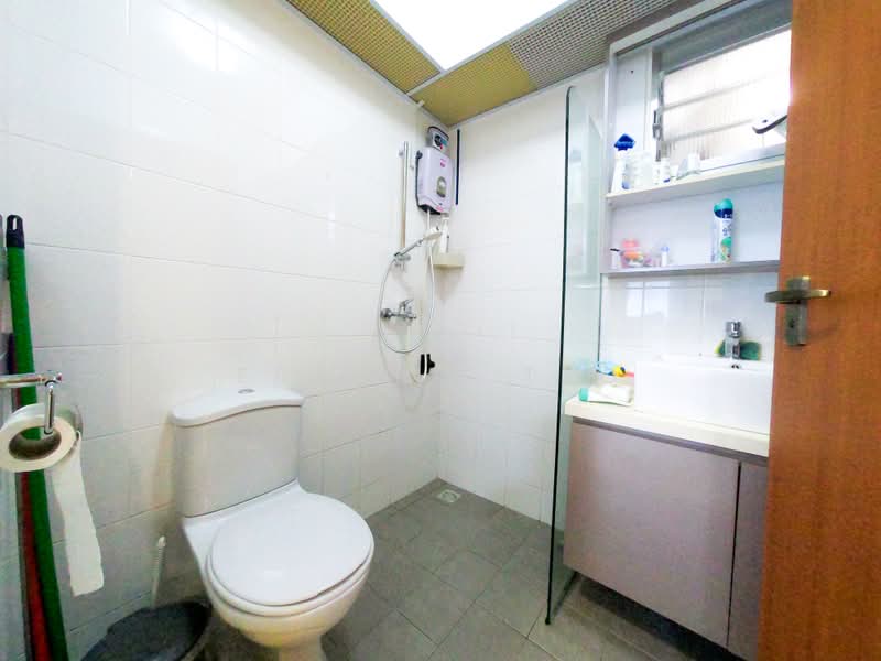 212A Punggol Walk, 212A Punggol Walk, 3 Bedrooms, 1,001 sqft, HDB Flat For Sale, by Esmond Teo, 500236968 - Bathroom - PropertyGuru.com.sg