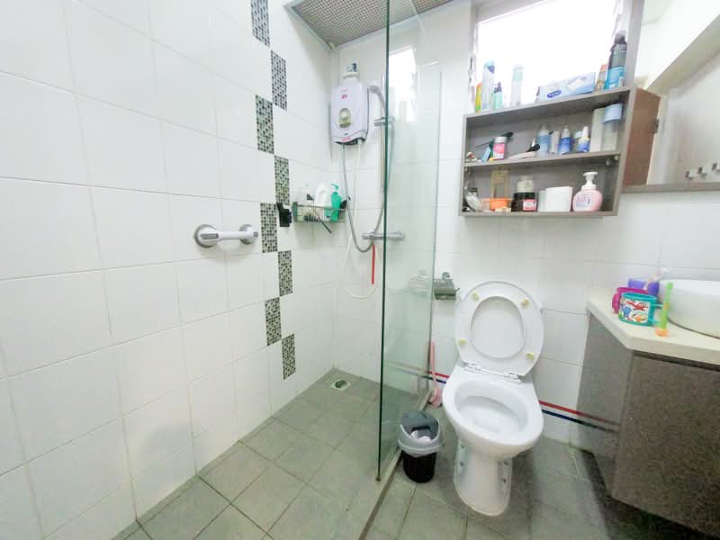 212A Punggol Walk, 212A Punggol Walk, 3 Bedrooms, 1,001 sqft, HDB Flat For Sale, by Esmond Teo, 500236968 - Bathroom - PropertyGuru.com.sg