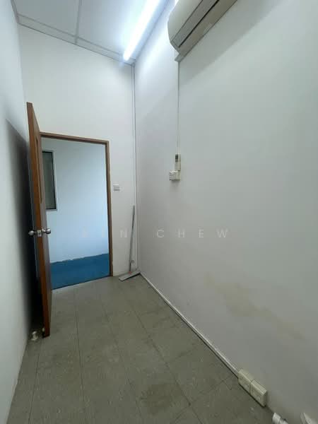 Tradehub 21, 18 Boon Lay Way, 50 sqft, Light Industrial (B1) For Rent, by Ben Chew, 500236972 - Interior - CommercialGuru.com.sg