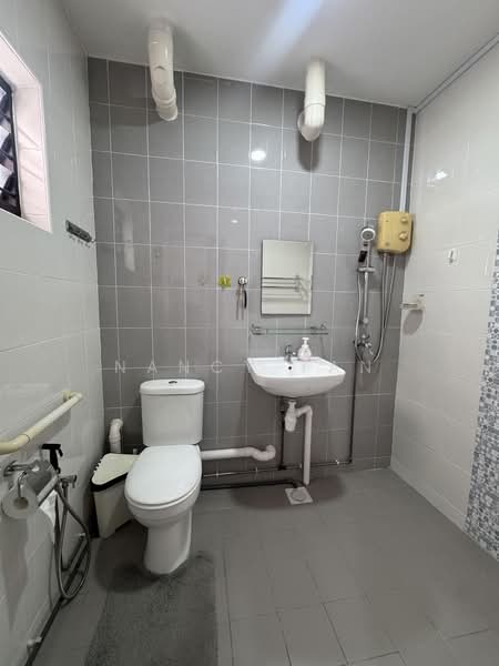 476 Jurong West Street 41, 476 Jurong West Street 41, 2 Bedrooms, 786 sqft, HDB Flat For Sale, by Nancy Tan, 500236994 - Bathroom - PropertyGuru.com.sg