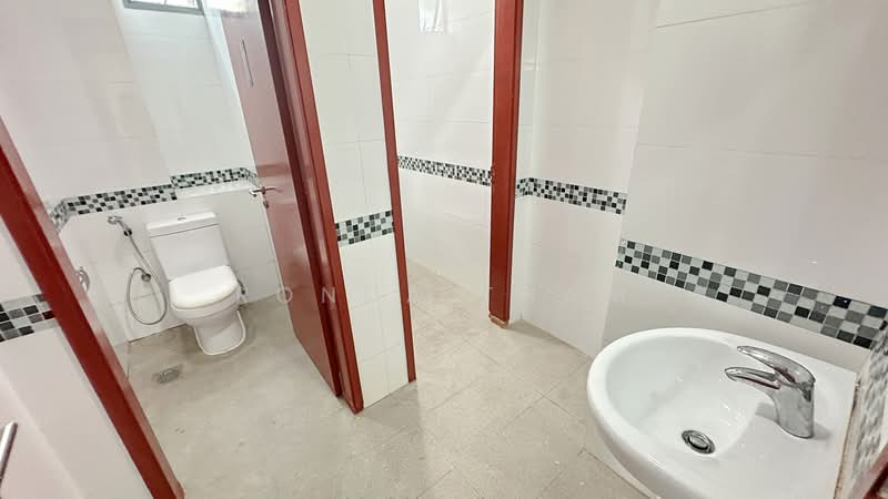 Tong Yuan Industrial Building, 85 Playfair Road, 2,390 sqft, Light Industrial (B1) For Rent, by Ronda Tham, 500237001 - Bathroom - CommercialGuru.com.sg