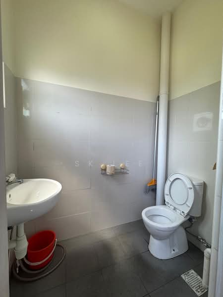 Pioneer Junction, 3 Soon Lee Street, 1,550 sqft, Factory / Workshop (B2) For Sale, by SK Lee, 500237092 - Bathroom - CommercialGuru.com.sg