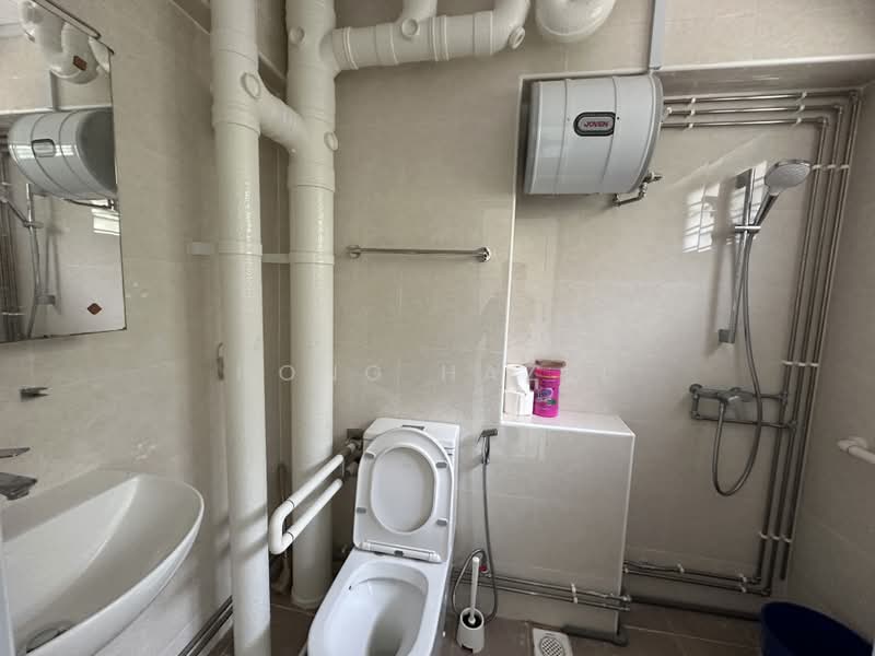440 Hougang Avenue 8, 440 Hougang Avenue 8, 3 Bedrooms, 1,300 sqft, HDB Flat For Rent, by Hong Hazel, 500237093 - Bathroom - PropertyGuru.com.sg