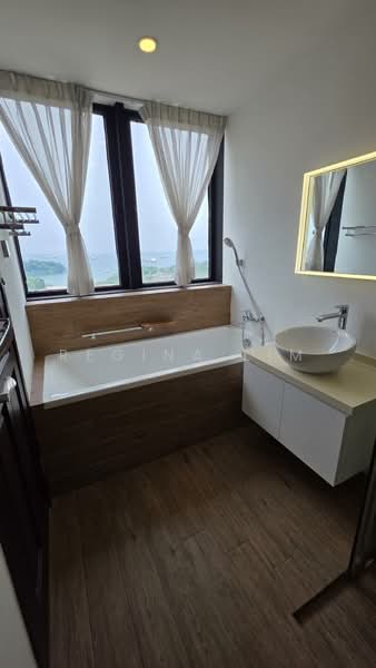 Harbour View Towers, 21 Telok Blangah Drive, 3 Bedrooms, 2,013 sqft, Condominium For Sale, by Regina Lim, 500237110 - Master Bathroom - PropertyGuru.com.sg