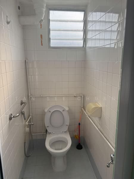 1 Lorong Lew Lian, 1 Lorong Lew Lian, 2 Bedrooms, 779 sqft, HDB Flat For Sale, by Tan See Chuan, 500237127 - Bathroom - PropertyGuru.com.sg