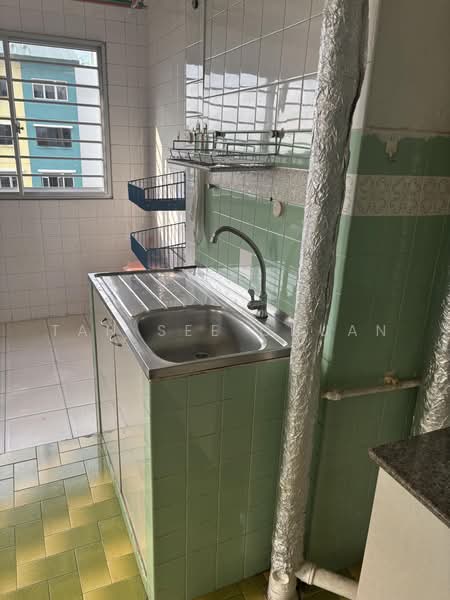 1 Lorong Lew Lian, 1 Lorong Lew Lian, 2 Bedrooms, 779 sqft, HDB Flat For Sale, by Tan See Chuan, 500237127 - Kitchen - PropertyGuru.com.sg