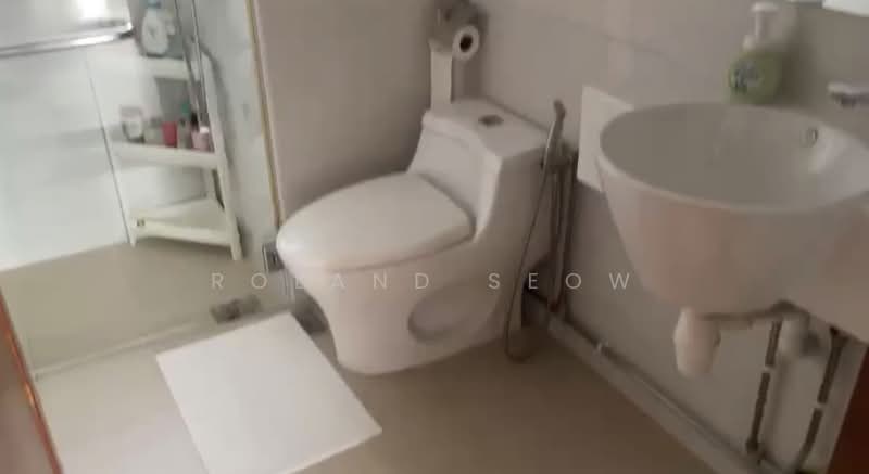 The Bayshore, 24 Bayshore Road, 2 Bedrooms, 958 sqft, Condominium For Rent, by Roland Seow, 500237129 - Bathroom - PropertyGuru.com.sg