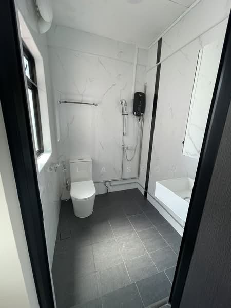 Eng Aun Mansion, 318 - 318C Thomson Road, Room Rental, 300 sqft, Apartment For Rent, by Celia Seow, 500237172 - Bathroom - PropertyGuru.com.sg