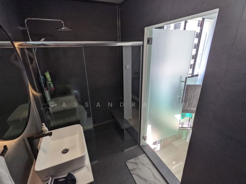 80B Lorong 4 Toa Payoh, 80B Lorong 4 Toa Payoh, 3 Bedrooms, 1,119 sqft, HDB Flat For Sale, by Cassandra Lim, 500237174 - Bathroom - PropertyGuru.com.sg