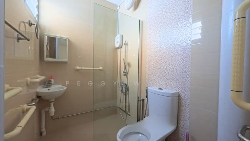 207 Serangoon Central, 207 Serangoon Central, 3 Bedrooms, 893 sqft, HDB Flat For Sale, by Peggy Wang, 500237189 - Bathroom - PropertyGuru.com.sg