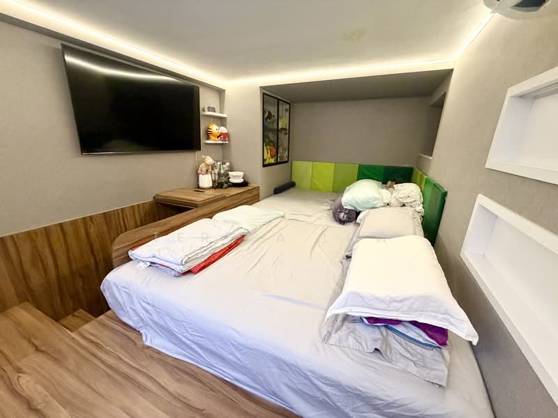 FREEHOLD, DISTRICT 17, SELLING BELOW VALUATION, , 4 Bedrooms, 1,410 sqft, Condominium For Sale, by Teresa Low, 500237193 - PropertyGuru.com.sg