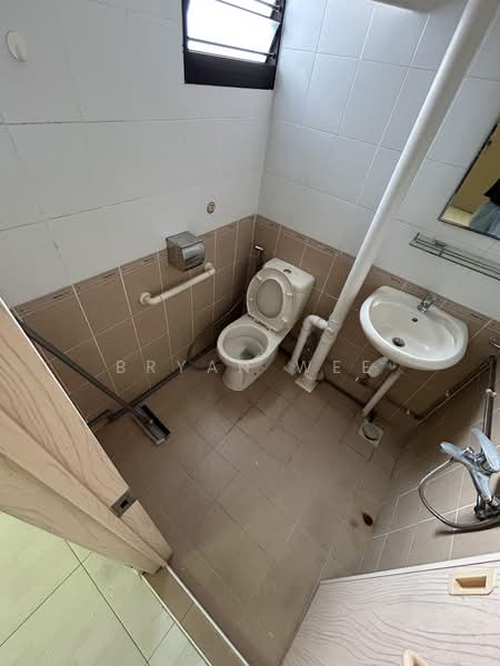 227 Bukit Batok Central, 227 Bukit Batok Central, 2 Bedrooms, 700 sqft, HDB Flat For Rent, by Bryan Wee, 500237256 - Bathroom - PropertyGuru.com.sg