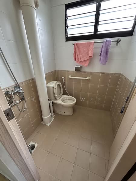 227 Bukit Batok Central, 227 Bukit Batok Central, 2 Bedrooms, 700 sqft, HDB Flat For Rent, by Bryan Wee, 500237256 - Bathroom - PropertyGuru.com.sg