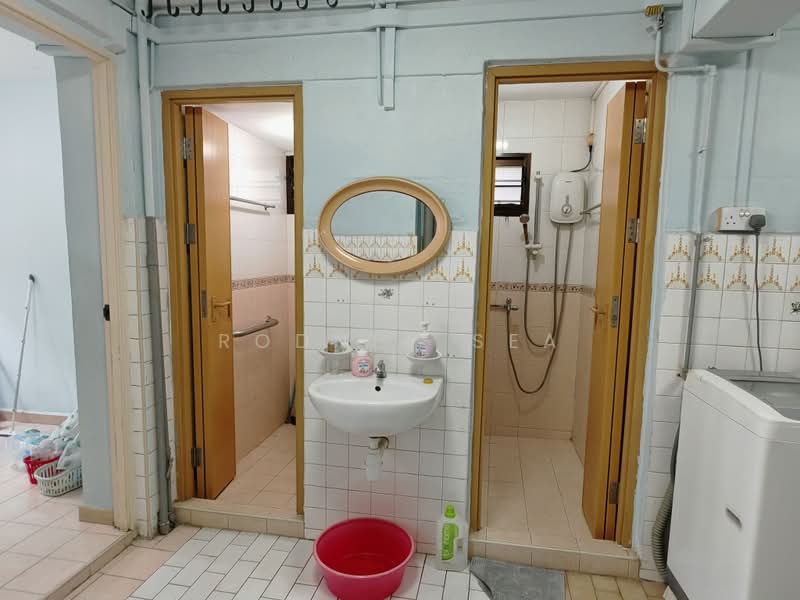 2 Dover Road, 2 Dover Road, 2 Bedrooms, 699 sqft, HDB Flat For Sale, by Rodney Sea, 500237297 - Bathroom - PropertyGuru.com.sg
