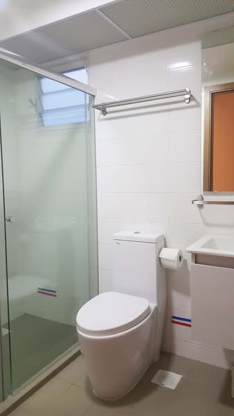 453A Bukit Batok West Avenue 6, 453A Bukit Batok West Avenue 6, Dairy Farm / Bukit Panjang / Choa Chu Kang, 3 Bedrooms, 1,001 sqft, HDB Flat For Sale, by Chris Kwek, 500237309 - Bathroom - PropertyGuru.com.sg