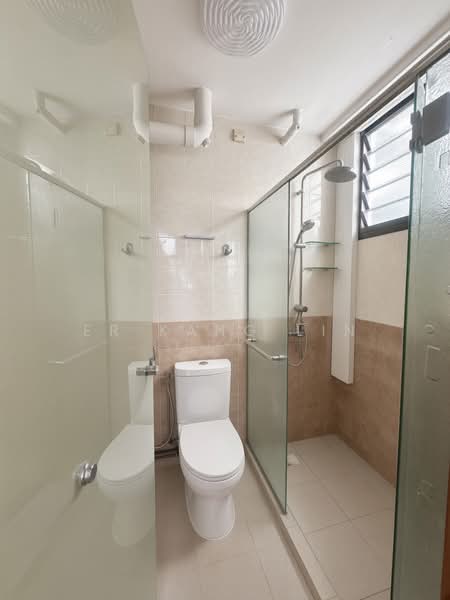 656 Choa Chu Kang Crescent, 656 Choa Chu Kang Crescent, 4 Bedrooms, 1,302 sqft, HDB Flat For Sale, by Er Kang Lin, 500237310 - Master Bathroom - PropertyGuru.com.sg