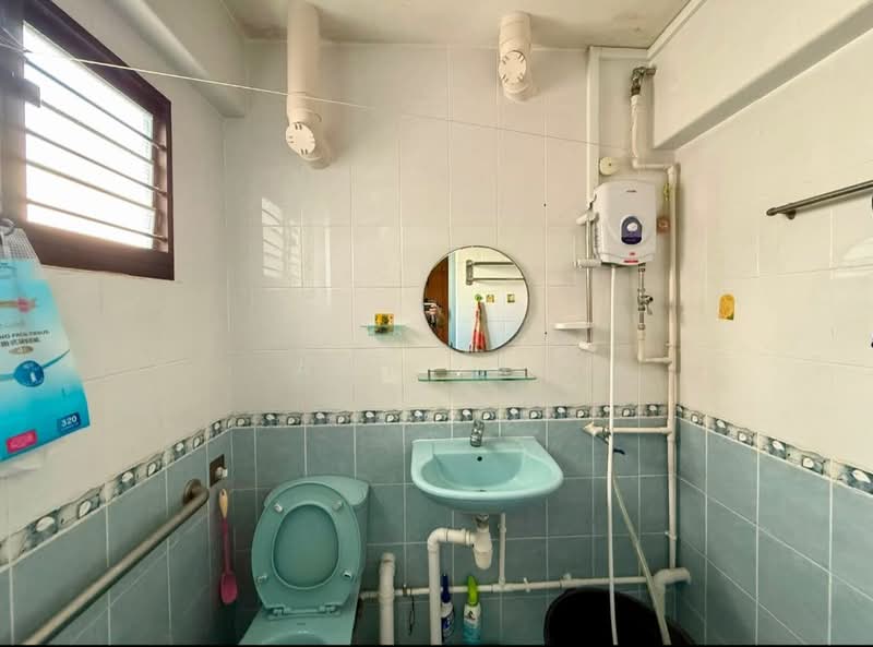 721 Yishun Street 71, 721 Yishun Street 71, 3 Bedrooms, 904 sqft, HDB Flat For Rent, by Amy Tan, 500237362 - Bathroom - PropertyGuru.com.sg
