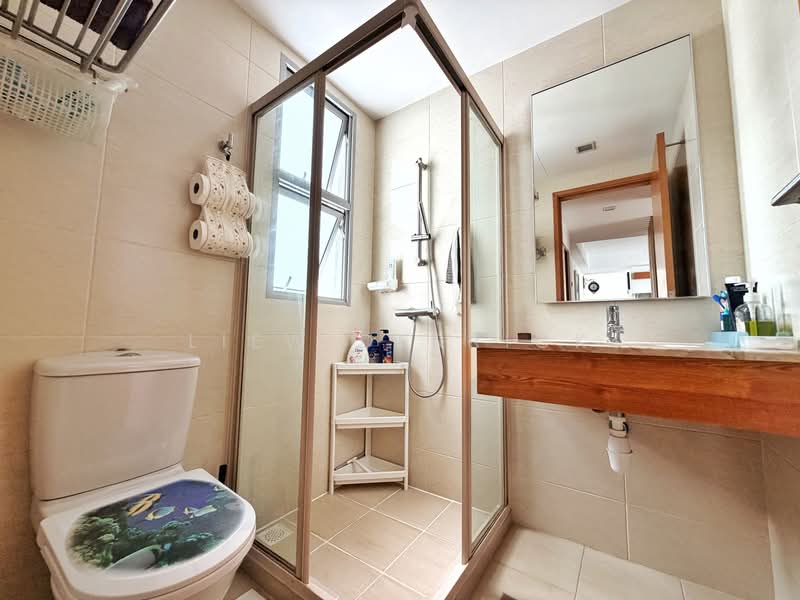 The Lakeshore, 33 Jurong West Street 41, 3 Bedrooms, 1,184 sqft, Condominium For Sale, by Liew Derrick, 500237385 - Bathroom - PropertyGuru.com.sg