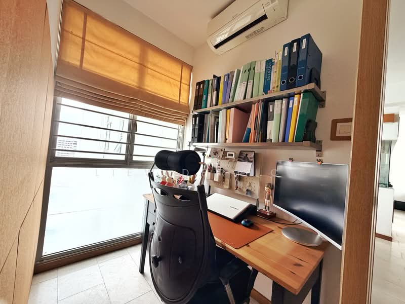 The Lakeshore, 33 Jurong West Street 41, 3 Bedrooms, 1,184 sqft, Condominium For Sale, by Liew Derrick, 500237385 - Study - PropertyGuru.com.sg