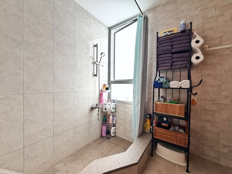 The Lakeshore, 33 Jurong West Street 41, 3 Bedrooms, 1,184 sqft, Condominium For Sale, by Liew Derrick, 500237385 - Bathroom - PropertyGuru.com.sg