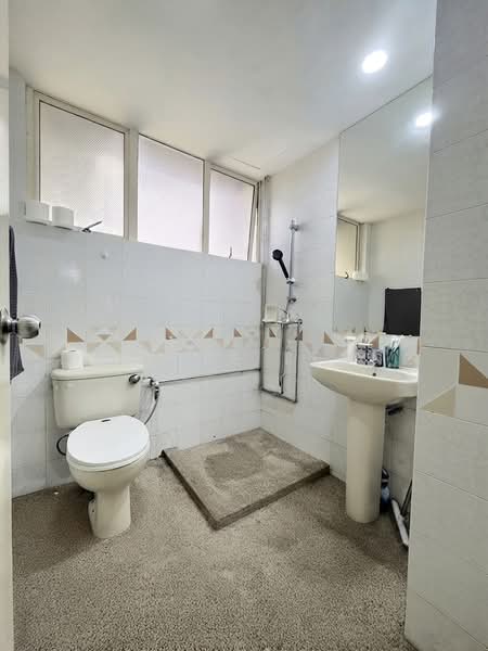 Bullion Park, 160 Lentor Loop, 3 Bedrooms, 1,260 sqft, Condominium For Sale, by Desiree Leung, 500237390 - Common Bathroom - PropertyGuru.com.sg