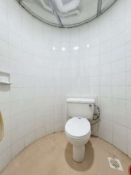 Bullion Park, 160 Lentor Loop, 3 Bedrooms, 1,260 sqft, Condominium For Sale, by Desiree Leung, 500237390 - Bathroom - PropertyGuru.com.sg