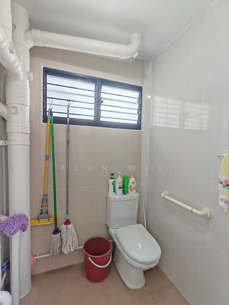 420 Bukit Batok West Avenue 2, 420 Bukit Batok West Avenue 2, 2 Bedrooms, 732 sqft, HDB Flat For Sale, by Alan Wee, 500237395 - Bathroom - PropertyGuru.com.sg