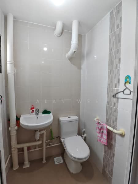 420 Bukit Batok West Avenue 2, 420 Bukit Batok West Avenue 2, 2 Bedrooms, 732 sqft, HDB Flat For Sale, by Alan Wee, 500237395 - Bathroom - PropertyGuru.com.sg