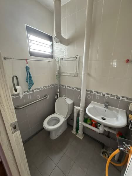 10 Gloucester Road, 10 Gloucester Road, 2 Bedrooms, 721 sqft, HDB Flat For Sale, by Thomas Wong, 500237400 - Bathroom - PropertyGuru.com.sg