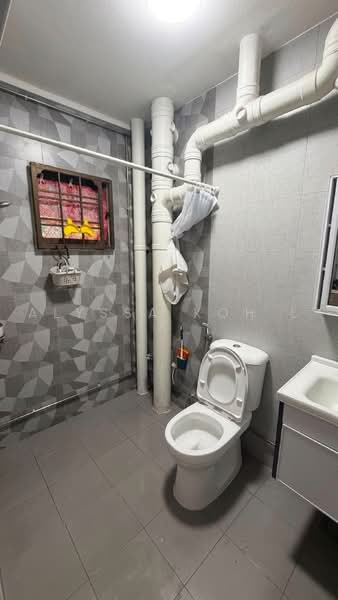 146 Rivervale Drive, 146 Rivervale Drive, Hougang / Punggol / Sengkang, 3 Bedrooms, 1,248 sqft, HDB Flat For Sale, by Alyssa Koh L X, 500237430 - Bathroom - PropertyGuru.com.sg