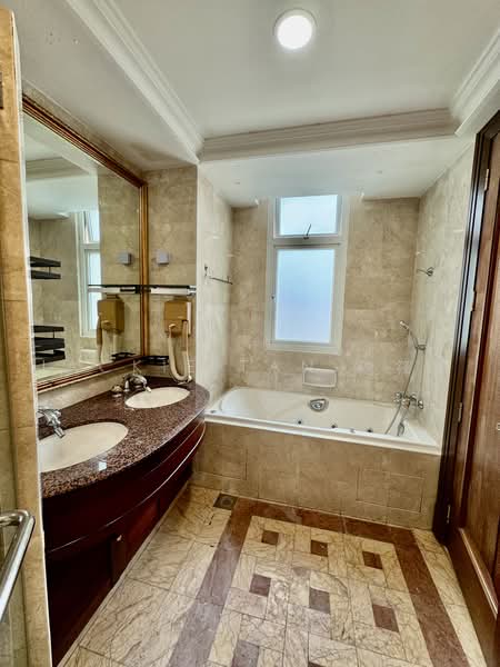 Chelsea Gardens, Walshe Road, 4 Bedrooms, 1,956 sqft, Condominium For Sale, by Jackie Tan 陳筱薇, 500237448 - Master Bathroom with Bath and Shower - PropertyGuru.com.sg
