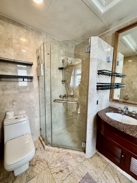 Chelsea Garden, , 4 Bedrooms, 1,956 sqft, Condominium For Sale, by Jackie Tan 陳筱薇, 500237448 - Master Bathroom with Bath and Shower  - PropertyGuru.com.sg