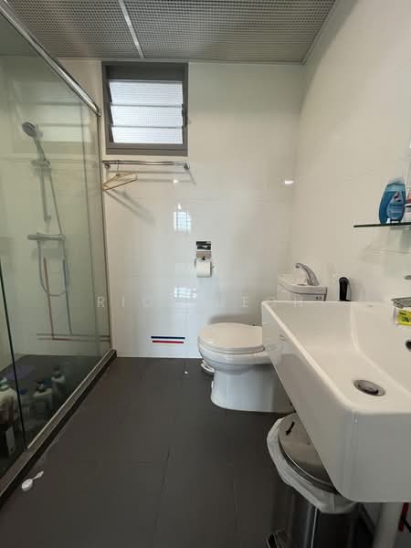 377B Hougang Street 32, 377B Hougang Street 32, 3 Bedrooms, 968 sqft, HDB Flat For Rent, by Rick Neoh, 500237506 - Bathroom - PropertyGuru.com.sg