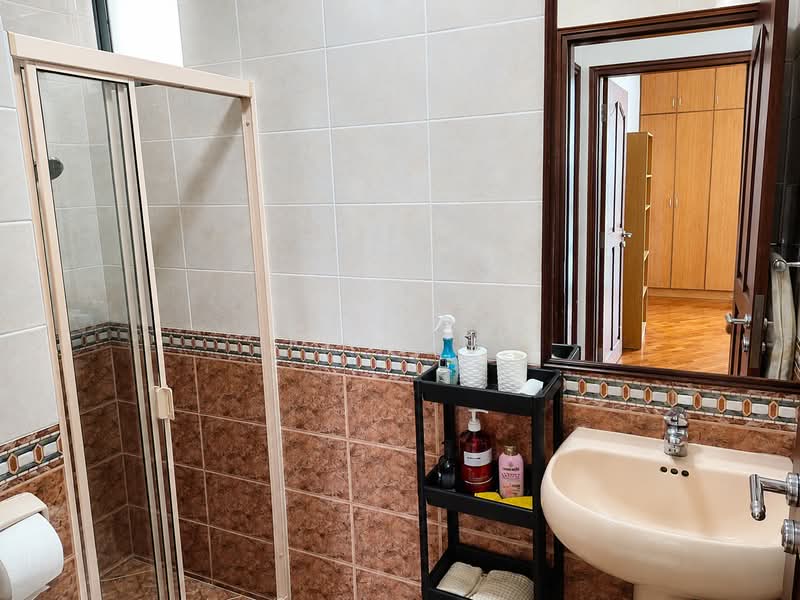 Tanglin Regency, 381 Tanglin Road, 2 Bedrooms, 883 sqft, Condominium For Rent, by Irene Ho, 500237520 - Bathroom - PropertyGuru.com.sg