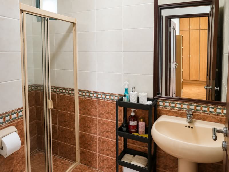 Tanglin Regency, 381 Tanglin Road, 2 Bedrooms, 883 sqft, Condominium For Rent, by Irene Ho, 500237520 - Bathroom - PropertyGuru.com.sg
