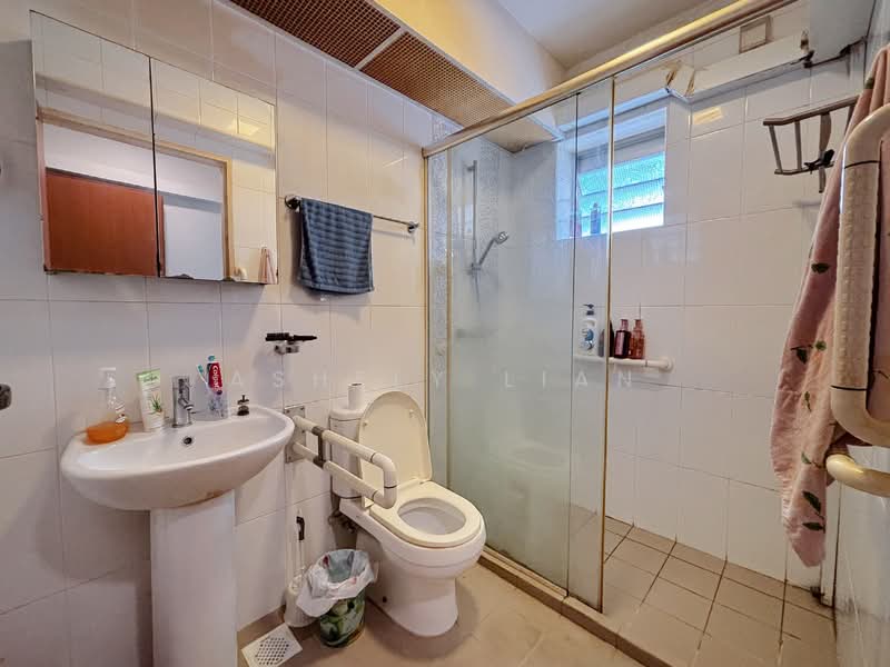 186B Fengshan GreenVille, 186B Bedok North Street 4, 3 Bedrooms, 1,001 sqft, HDB Flat For Sale, by Ashely Lian, 500237553 - Bathroom - PropertyGuru.com.sg