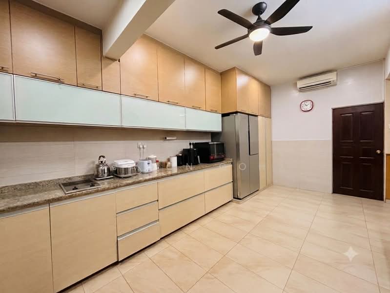 2.5 Storey Terraced House w Massive Attic @ Rosyth Road, Yio Chu Kang Road / Kovan MRT / Serangoon North MRT, 5 Bedrooms, 2,800 sqft, Terraced House For Sale, by Jason Goh, 500237602 - Kitchen - PropertyGuru.com.sg
