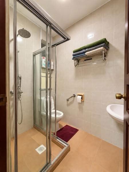2.5 Storey Terraced House w Massive Attic @ Rosyth Road, Yio Chu Kang Road / Kovan MRT / Serangoon North MRT, Hougang / Punggol / Sengkang, 5 Bedrooms, 2,800 sqft, Terraced House For Sale, by Jason Goh, 500237602 - 2nd Floor Common Bathroom - PropertyGuru.com.sg