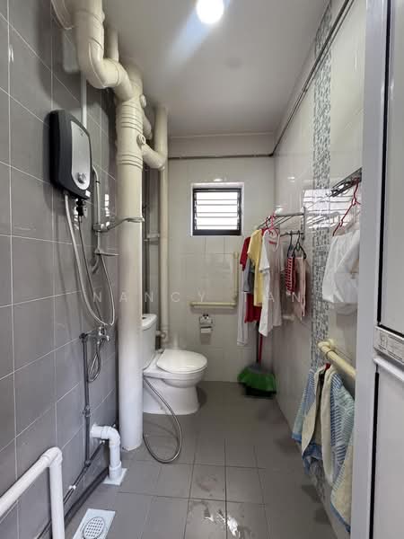 476 Jurong West - 3 room HDB, Jurong West st 41, 2 Bedrooms, 786 sqft, HDB Flat For Sale, by Nancy Tan, 500237607 - Bathroom - PropertyGuru.com.sg
