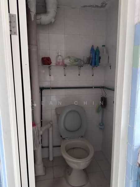 100 Lorong 1 Toa Payoh, 100 Lorong 1 Toa Payoh, 2 Bedrooms, 732 sqft, HDB Flat For Sale, by Jean Chin, 500237615 - Bathroom - PropertyGuru.com.sg