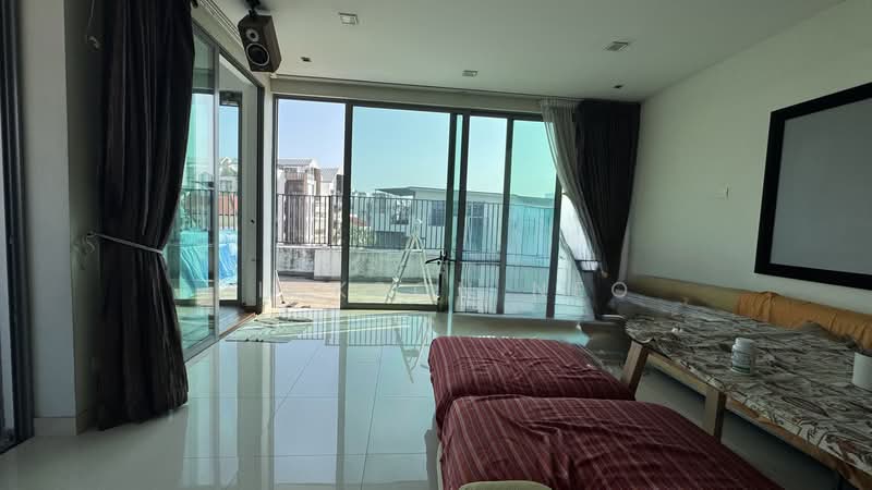 BEST OF CITY-FRINGE LIVING. 1KM SJI. Dickson 9488.4080, Carlisle, Cambridge, Hertford, Owen, Starlight, Sturdee, Rangoon, Tessensohn, Race Course, Sing Avenue, Sing Joo Walk, Starlight Terrace, Dorset, Worcester, Gloucester, Northumberland, Petain, Tyrwhitt, Flanders Square, Lembu, Belilios Lane, King's,, 8 Bedrooms, 6,940 sqft, Terraced House For Sale, by Dickson Neo, 500237619 - Living Room - PropertyGuru.com.sg