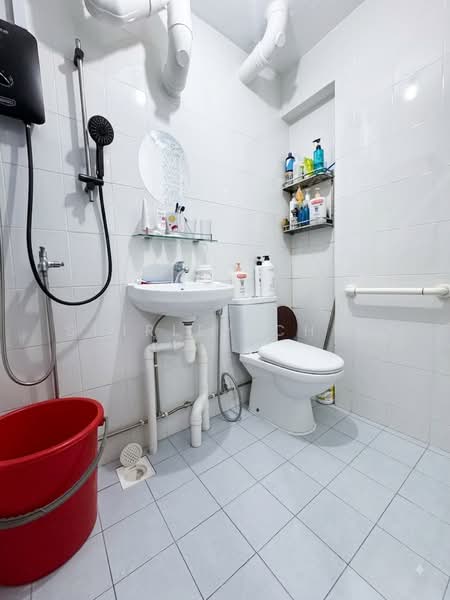 221 Serangoon Avenue 4, 221 Serangoon Avenue 4, 3 Bedrooms, 1,034 sqft, HDB Flat For Sale, by Shirley Chua, 500237650 - Bathroom - PropertyGuru.com.sg