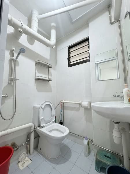 221 Serangoon Avenue 4, 221 Serangoon Avenue 4, 3 Bedrooms, 1,034 sqft, HDB Flat For Sale, by Shirley Chua, 500237650 - Bathroom - PropertyGuru.com.sg