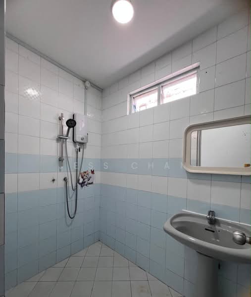 Lowland Court, 873A Upper Serangoon Road, 2 Bedrooms, 872 sqft, Apartment For Rent, by Jess Chan, 500237690 - Bathroom - PropertyGuru.com.sg