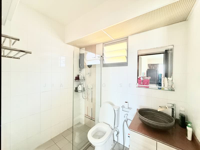684C Edgedale Plains, 684C Edgedale Plains, 3 Bedrooms, 1,216 sqft, HDB Flat For Sale, by Jia Ling Seah, 500237697 - Bathroom - PropertyGuru.com.sg