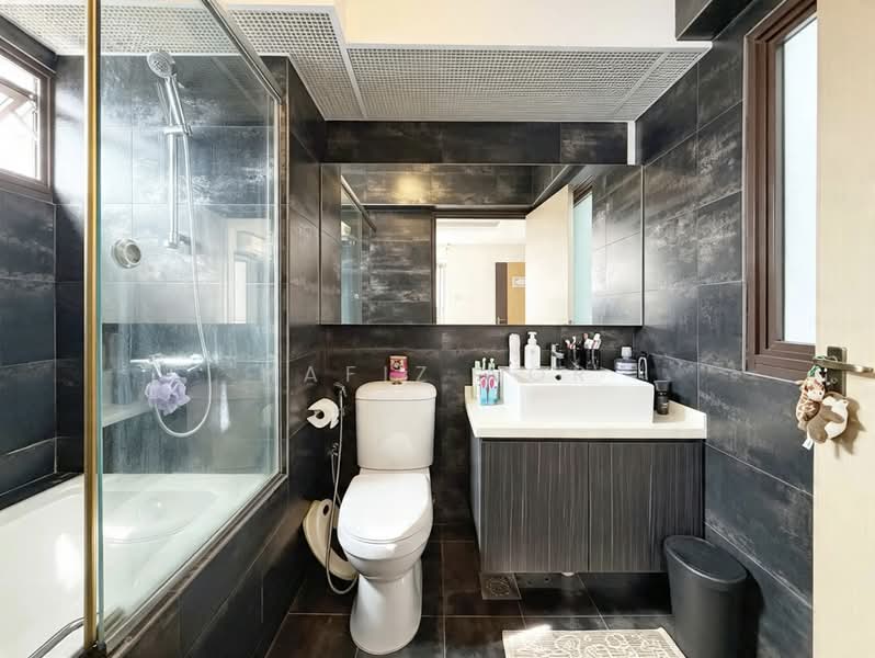 435C Fernvale Road, 435C Fernvale Road, 3 Bedrooms, 1,011 sqft, HDB Flat For Sale, by Hafiz Nor, 500237773 - Master Bathroom - PropertyGuru.com.sg