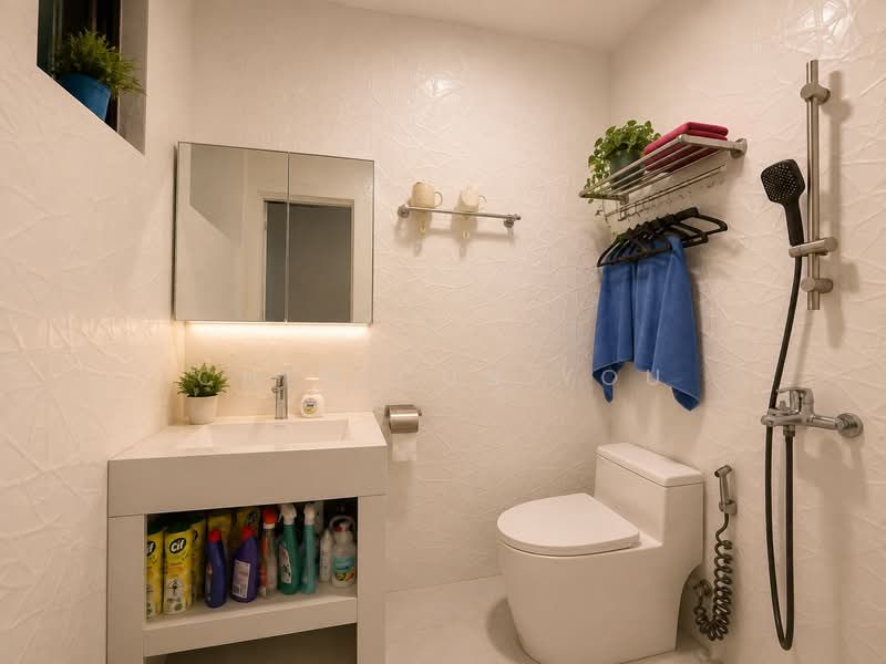 Very well Renovated Freehold Terrace, Daisy avenue, 4 Bedrooms, 2,500 sqft, Terraced House For Sale, by Chen Cun You, 500237790 - Bathroom - PropertyGuru.com.sg