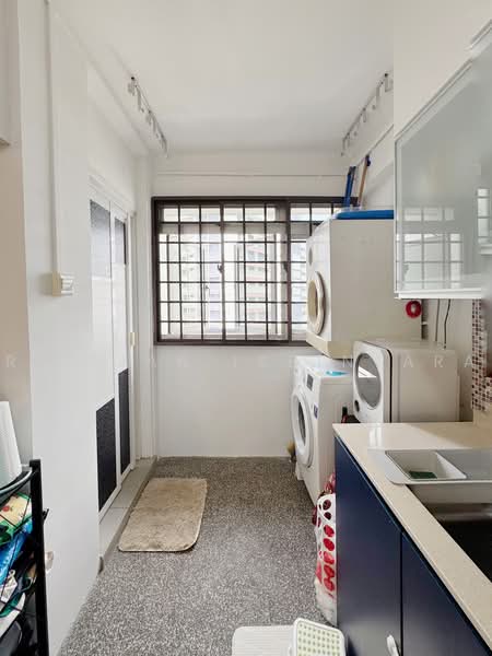 418 Choa Chu Kang Avenue 4, 418 Choa Chu Kang Avenue 4, 3 Bedrooms, 1,141 sqft, HDB Flat For Sale, by Risdian Isbintara, 500237793 - Kitchen/ Laundry area - PropertyGuru.com.sg